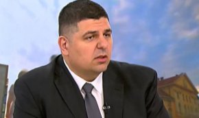 "Ние уважаваме решението на колегите от ПП, но продължаваме да считаме, че правилният път беше да предложим на хората антикорупционна коалиция, да предложим политическа сила, която да гарантира и продължи евроатлантическата ориентация на страната и да ни преведе през кризите", каза той.
