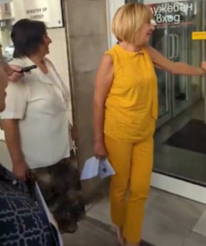 Опитът за среща с министър Росен Христов се провали, тъй като охраната заключи вратите на ведомстото и на приемната за граждани.