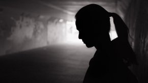 
Една от жените, с които работи Адамс, губи стотици лири, когато програмата за обезщетения в Обединеното кралство преминава към системата на универсалния кредит - процес, за който правителството признава, че ще доведе до влошаване на положението на 900 000 получатели на социални помощи до момента, в който преходът приключи.