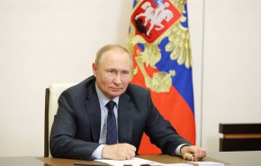 Според Путин "националният флаг и неувяхващото Червено знаме на победата вдъхват на подрастващото поколение признателност към ценностите на патриотизма, гражданството и отговорността за бъдещето на Родината" 
