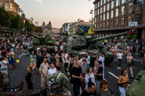 Хора разглеждат унищожена руска военна техника във военен музей на открито в Киев, Украйна, на 21 август, преди Деня на независимостта на Украйна. (Димитър Дилкоф/AFP/Getty Images)