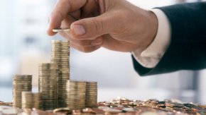Тогава ЕЦБ повиши своите три основни лихвени проценти с 50 базисни пункта - първото увеличение от 2011 г. насам, слагайки край на осем поредни години отрицателни лихви в опит да ограничи растящия инфлационен натиск.