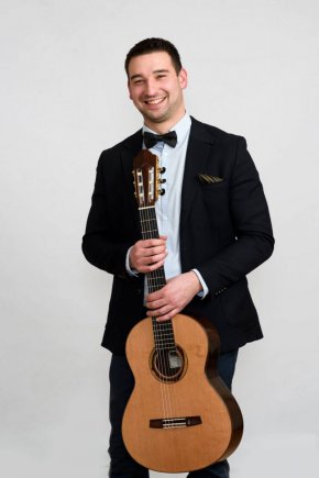 . По настоящем Теодор Грозданов е и учител по музика в 58 ОУ "Сергей Румянцев"