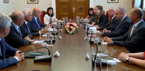 
В разговора участват министър-председателят на служебното правителство Гълъб Донев, министърът на енергетиката Росен Христов, представители на ръководствата на „Булгаргаз“ и на „Булгартрансгаз“.
