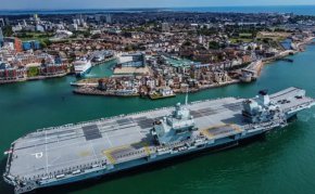 Самолетоносачът "остава в зоната за учения на южния бряг, докато се провежда разследване на възникнал механичен проблем