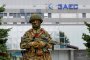Руски войник стои на стража край контролираната от Русия атомна електроцентрала в Запорожие