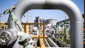 От юли насам газопроводът "Северен поток 1" работи с намален капацитет поради спирането на няколко газови турбини. Някои от тях бяха изпратени за ремонт в Монреал и останаха там заради канадските санкции срещу Русия заради конфликта в Украйна. По молба на Германия Отава обяви освобождаване за турбините през юли и върна една турбина, но Газпром отказа да приеме доставката, позовавайки се на нередности в документацията.
