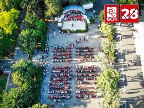 Само 113 души присъстваха на откриването на националната кампания на БСП в Бургас, както личи от снимка свише, разпространена от самата Кор. Нинова, което е сензационно малко за 200-хилядния град и 80-хилядната партия, както и да се погледне