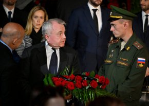 Посланикът на САЩ в Русия Джон Джоузеф Съливан, в средата вляво, присъства на панихида за Михаил Горбачов в Колоната на Дома на профсъюзите в Москва, Русия, 3 септември. (Александър Неменов/AFP/Getty Images)