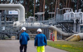 
Говорителят на Кремъл твърди също, че вината не е на Газпром, че "европейците абсолютно абсурдно вземат решение да откажат да обслужват оборудването си", което те са договорно задължени да направят.