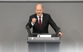 Германия "вероятно ще преживее тази зима, въпреки цялото напрежение, благодарение на изграждането на терминали за съхранение на втечнен природен газ и закупуването на газ от други страни", добави той.