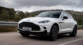 Деветстепенната автоматична трансмисия с мокър съединител на Mercedes замества по-бавната трансмисия с преобразувател на въртящия момент в стандартния DBX.