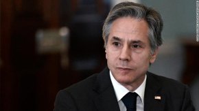 Държавният секретар на САЩ Антъни Блинкен се среща с министър-председателя на Ямайка Андрю Холенс (извън кадър) в Държавния департамент във Вашингтон, окръг Колумбия, на 1 април 2022 г.