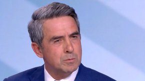 После се похвали още: сервирали чай и кралицата,докато си бъркала чая, го попитала дали да си направи профил в Facebook. Р.Плевнелиев бил изненадан,но се мобилизирал и отговорил: "Ваше величество, Вие сте остров на стабилността.Не си правете профил."