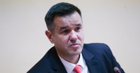 
“Преговаря се с Газпром, но никой не знае там какво ще стане. Търсим възможности за газ за тази зима, но всички държави търсят и са подложени на голям натиск”, посочи той.