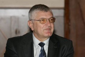 
Съветският възпитаник, бившият партиен секретар и настоящ червен милионер Петър Кънев беше изборът на БСП за дебатите по бТВ как да се справим с кризата, с който започна седмицата на драгия български зрител