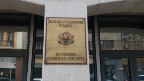 
Делото за избора на членове на Висшия съдебен съвет от съдебната квота е отложено за 17 ноември, т.е. месец и половина след изтичане на мандата на сегашния състав на съвета на 3 октомври.


