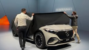 В интериора интуитивните цифрови уреди за управление и иновативните елементи на тапицерията се сливат, за да създадат авангардна обстановка.