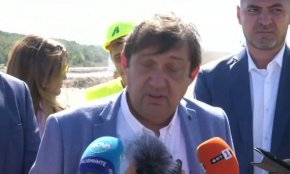 
Регионалният министър увери, че в края на септември или в началото на октомври движението по Лот 10 ще бъде пуснато. Той е дълъг 16 километра
