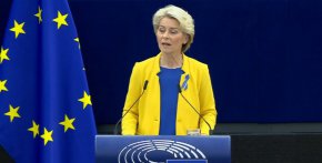 „Санкциите ще останат. В момента ние трябва да продължим по този начин, а не да се примиряваме. Трябва да го кажем много ясно. Същото важи и за финансовата подкрепа към Украйна. Възстановяването на страната ще струва огромни ресурси”, уточни тя.