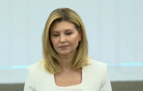 Евродепутатите пък аплодираха на крака половинката на украинския президент.