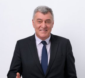 
Според Калановски много важно е учебниците да бъдат прочистени от натрупаните идеологически митологеми. И децата да бъдат научени да мислят вместо да наизустяват материала.