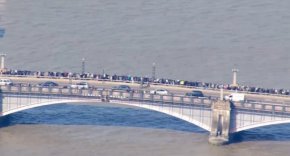 Говорейки пред хората на опашката, архиепископът на Йорк Стивън Котрел иронизира: „Ние почитаме две големи британски традиции, да обичаме кралицата и да обичаме опашката“.