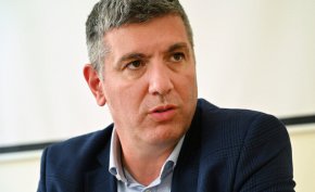  Той е втори в листата на Продължаваме промяната за най-престижния софийски 24 избирателен район. Не коментира казуса със строителя нито пред нас, нито пред други. 