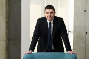 Освен поемане на контрол над рафинерията, “Демократична България” предлага да бъде сменена и “калинката”, която държи "златната акция" на българската държава, тъй като вместо да следи за българския интерес, представителят ни в “Лукойл” обслужва руския.