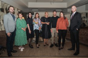 
Платформата е уникална и с елемента на социална отговорност – за първи път натрупаните точки от детето не само могат да послужат за реално закупуване на ваучер от Ozone и eMAG, но и да бъдат инвестирани в различни каузи - засаждане на дърво и подкрепа на пчелен кошер чрез платформата Istinski med