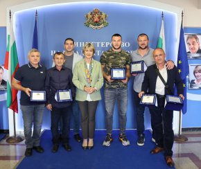 Министърът на младежта и спорта Весела Лечева награди с почетни плакети медалистите от Световното първенство по борба в Белград, Сърбия. Българските състезатели спечелиха два сребърни медала в класическия стил – на Едмонд Назарян при 60-килограмовите и на Кирил Милов в категория до 97 килограма.
