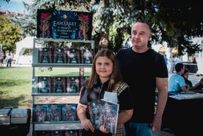 Историята отвежда младите читатели по следите на древен ръкопис, опасни създания и вълнуващи приключения в един магичен свят