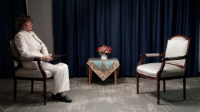 
Кристиан Аманпур от CNN е отменила интервю с иранския президент Ебрахим Раиси, като твърди, че той е поискал от нея да носи покривало за глава в съответствие с ислямския обичай и че тя "учтиво е отказала" Инцидентът става на фона на възмущението и протестите в Иран заради смъртта на млада жена в полицейски арест, която била арестувана заради "неподходящо" облекло