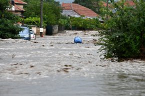 
Отхвърлен е вариантът фургоните да се поставят в дворовете на къщите.
