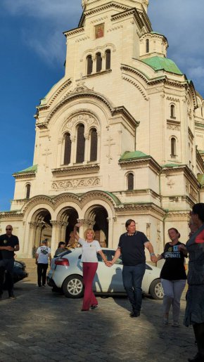 „Нямаше да е необходимо да правим това шествие, ако промяната не се беше превърнала в подмяна и не беше подредила своите приятелски фирми във веригите за доставки, така бензинът скочи над 3 лева“ – заяви Манолова по време на протеста.