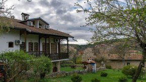 Старите селски къщи са добра инвестиция за хора, които нямат достатъчно средства, за да купят хубав апартамент в голям град, защото цените им са по-ниски