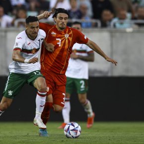 Съдията даде незнайно защо не червен, а жълт картон на "героя", но изненадващо и на нашия Ради Кирилов, който беше жертва на нелепата атака