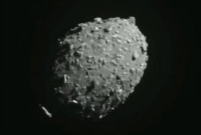 Прякото предаване прекъсна в момента на експлозията, а зрителите можеха да видят екипите на НАСА, които избухнаха в овации.