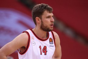 
Както Везенков обясни пред Eurohoops по време на медийния ден на Олимпиакос, да остане в Европа още една година и да играе за гръцкия клуб, е най-добрият вариант за него.

