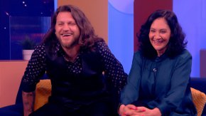 Най-емоционална за тях ще бъде срещата с трите им пораснали дъщери - Мария-Магдалена, Андрея и малката Кати, която е общото им дете. Изпълнителката ще призне, че преди появата на последната ѝ наследница е имала една неуспешна бременност, но въпреки това с половинката ѝ решават да опитат пак. "И двете ми бременности бяха много тежки, с голямо неразположение и повръщане", ще сподели тя пред Меги и Нели.
