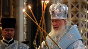 „В близките дни всички планирани срещи и пътувания на Негово Светейшество патриарх Кирил се отменят заради боледуване от коронавирус, което протича с изразена симптоматика“, заяви пресслужбата на руския патриарх, като допълни, че състоянието му е задоволително.

 