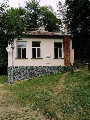 След многократно подаван сигнал на тел.112 същия ден за навлизане в имота, оспорване на собствеността, агресивно поведение и заплахи с подробно описание на ситуацията и извършителите, ни беше отказано да качим представител на органите на реда от РПУ Своге, поради недостиг на екипи в изборния ден