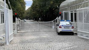 Към мястото са изпратени три екипа на пожарната, както и такива на Спешната помощ.