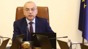 „Изборите преминаха спокойно и прозрачно. Съществени нарушения не бяха констатирани. Гражданите изразиха свободно своя вот и предпочитания”, отчете той. 