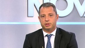 
„Всяка партия може да каже на медиаторите, ако не иска на нас, кое ѝ е най-важното в програмата. Например, ДБ казва „най-важна ни е съдебната реформа”, а ние сме готови да приемем съдебната реформа във вида, в който я искат. Само и само да има кабинет”, обясни още той.