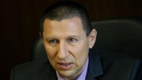 
Министърът на правосъдието също има право да издигне кандидат и миналата седмица Крум Зарков заяви, че очаква следователите да посочат свой кандидат. Вчера те единодушно подкрепиха Сарафов.