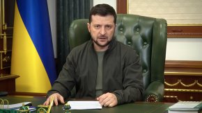 
Москва осъди предложението на Зеленский, а говорителят на Кремъл Дмитрий Песков заяви, че коментарите на украинския лидер не са нищо друго освен опит за разпалване на световна война, което би довело до "непредвидими катастрофални последици".