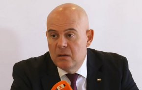 „Нямам право по Конституция да коментирам темата дали ще вляза в политиката, мога само да кажа, че за съжаление, нищо не може да се промени без политика", допълни главният прокукор. 
