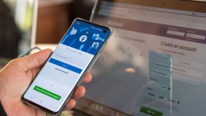 
Повече от 40 процента от изброените приложения на Meta са свързани с начини за редактиране или манипулиране на изображения, а някои от тях са толкова прости на пръв поглед, колкото използването на смартфоните като фенерчета.