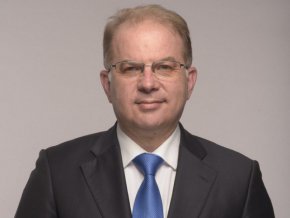 
Относно предложението на ГЕРБ президентът Зеленски да говори пред НС още на първото заседание, Чолаков заяви, че дължим извинение на украинската страна. Припомни случая, когато външният министър на Украйна Дмитро Кулеба не е бил допуснат в залата на НС. "Ние дължим на украинската държава един жест заради тогавашната обида, която нанесохме и на мен ми се струва, че едно изявление на президента Зеленски пред НС би бил един чудесен жест", допълни той.